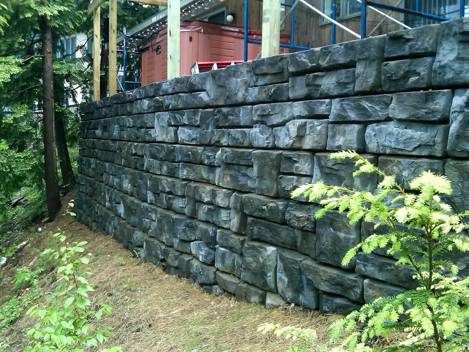 Segmental block gravity retaining wall built into a sloped backyard